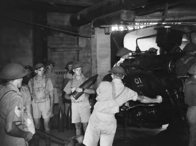 File:6 inch Mk XI gun and crew Moreton Island Qld Nov 1943 AWM 060073.jpg
