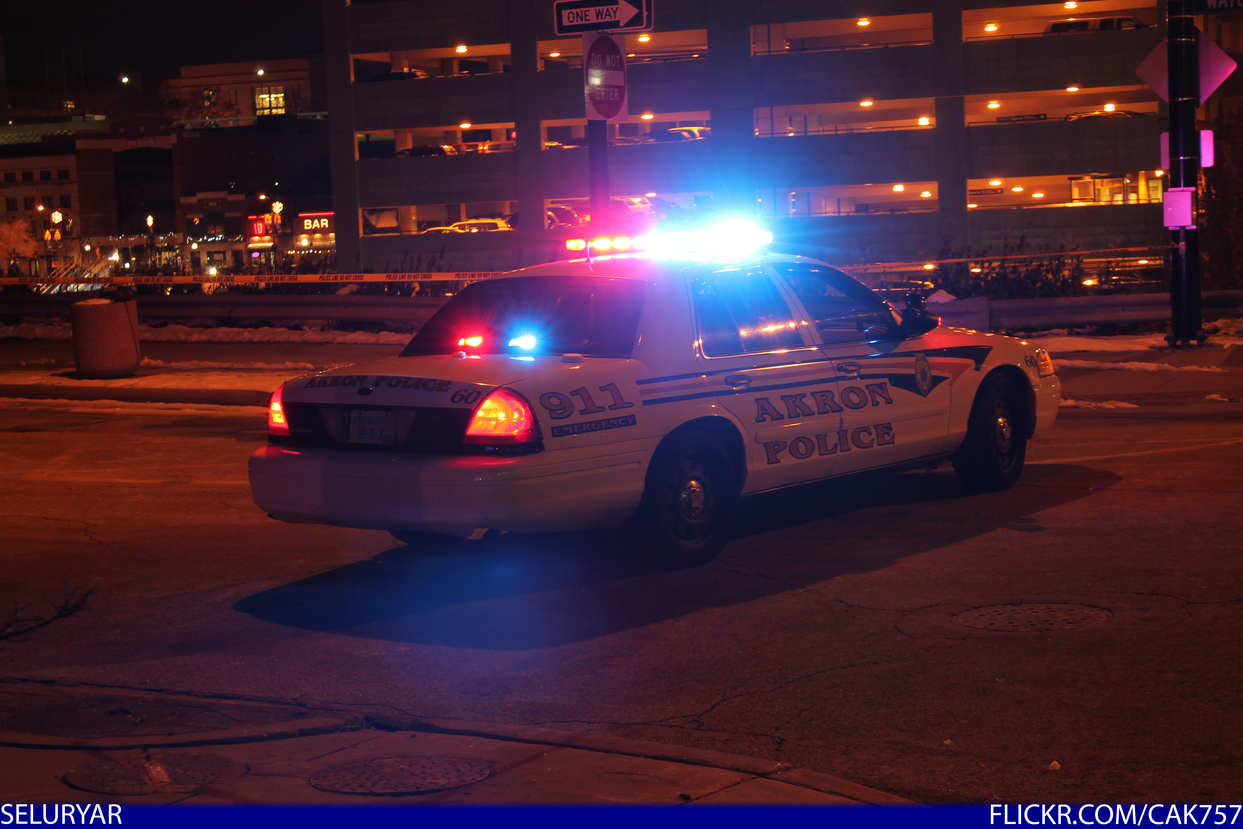 Полицейская машина ночью. Ford Crown Victoria мигалки. NYPD Ford Crown Victoria ночью.