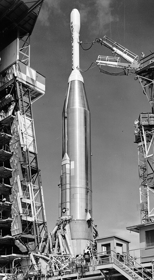 Das einzige Exemplar der Atlas C-Able-Rakete, das Pioneer P-1 vor einer Explosion während des statischen Schusses tragen soll.