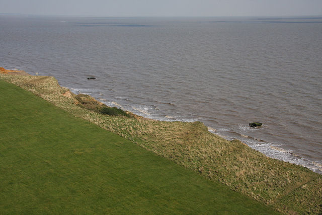 File:Cliff edge at The Naze - geograph.org.uk - 971983.jpg