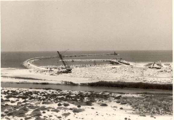 File:Construction of the Port of Ashdod, 1961.jpg