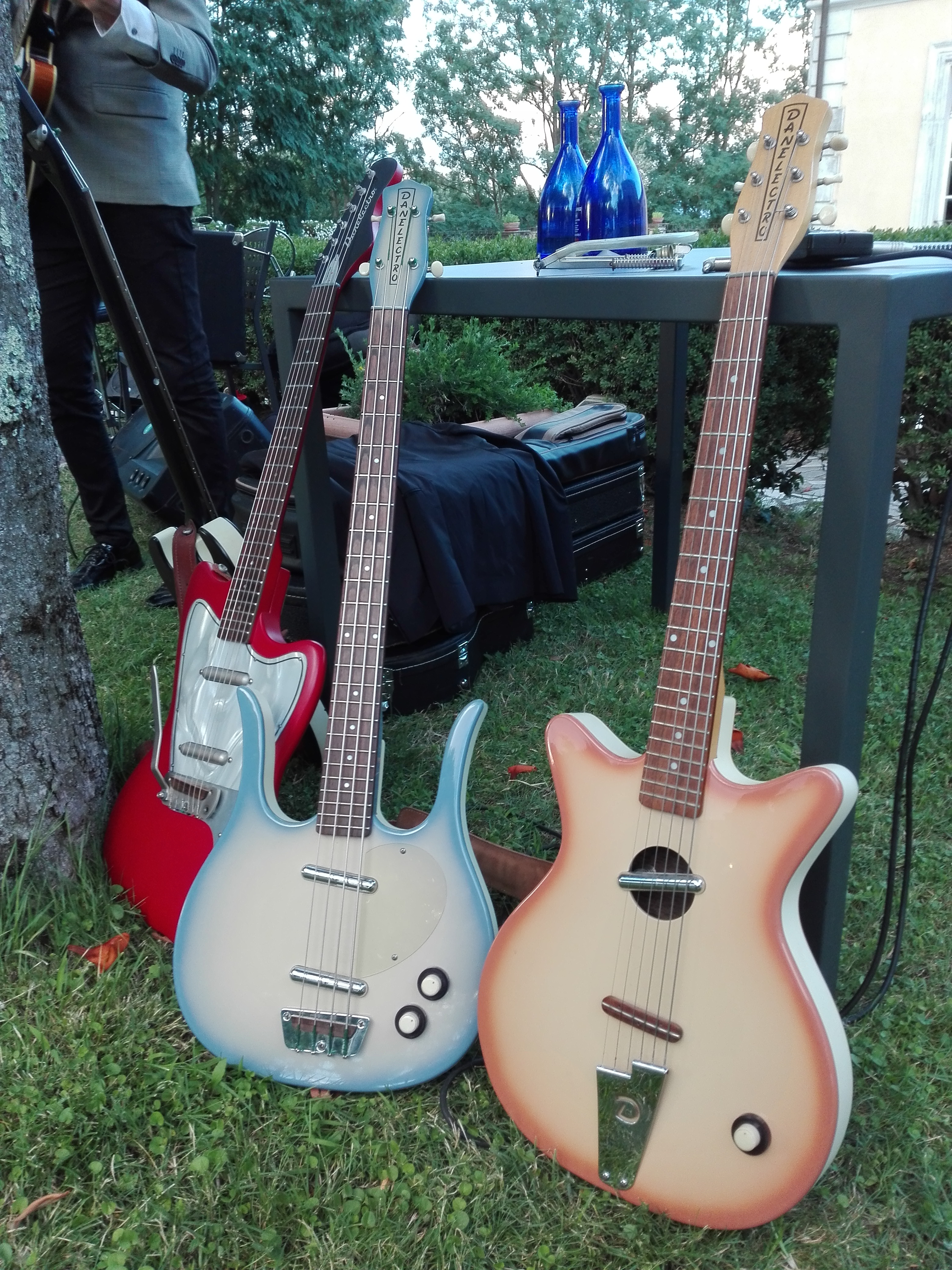 File:Danelectro Dead On '67 (mic), 58 Longhorn Bass, Convertible