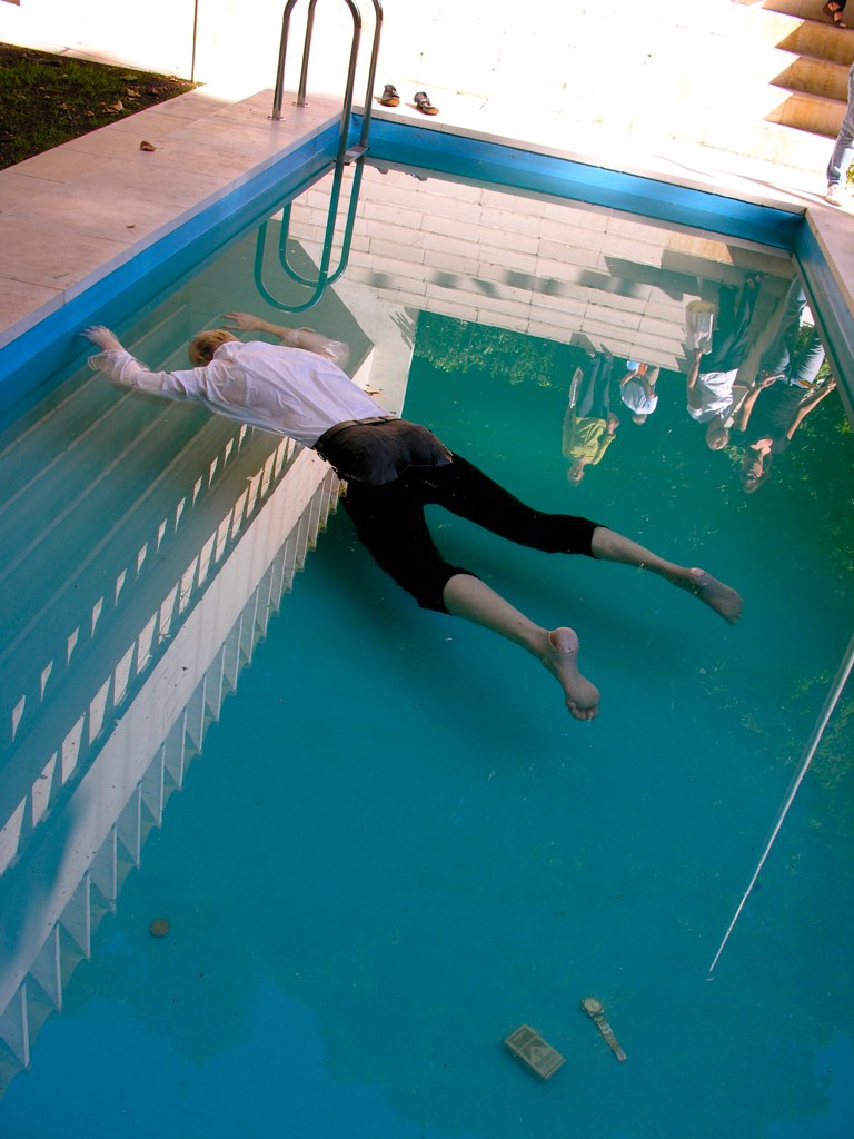 https://upload.wikimedia.org/wikipedia/commons/b/b1/Death_of_a_Collector%2C_2009%2C_Elmgreen_and_Dragset.jpg
