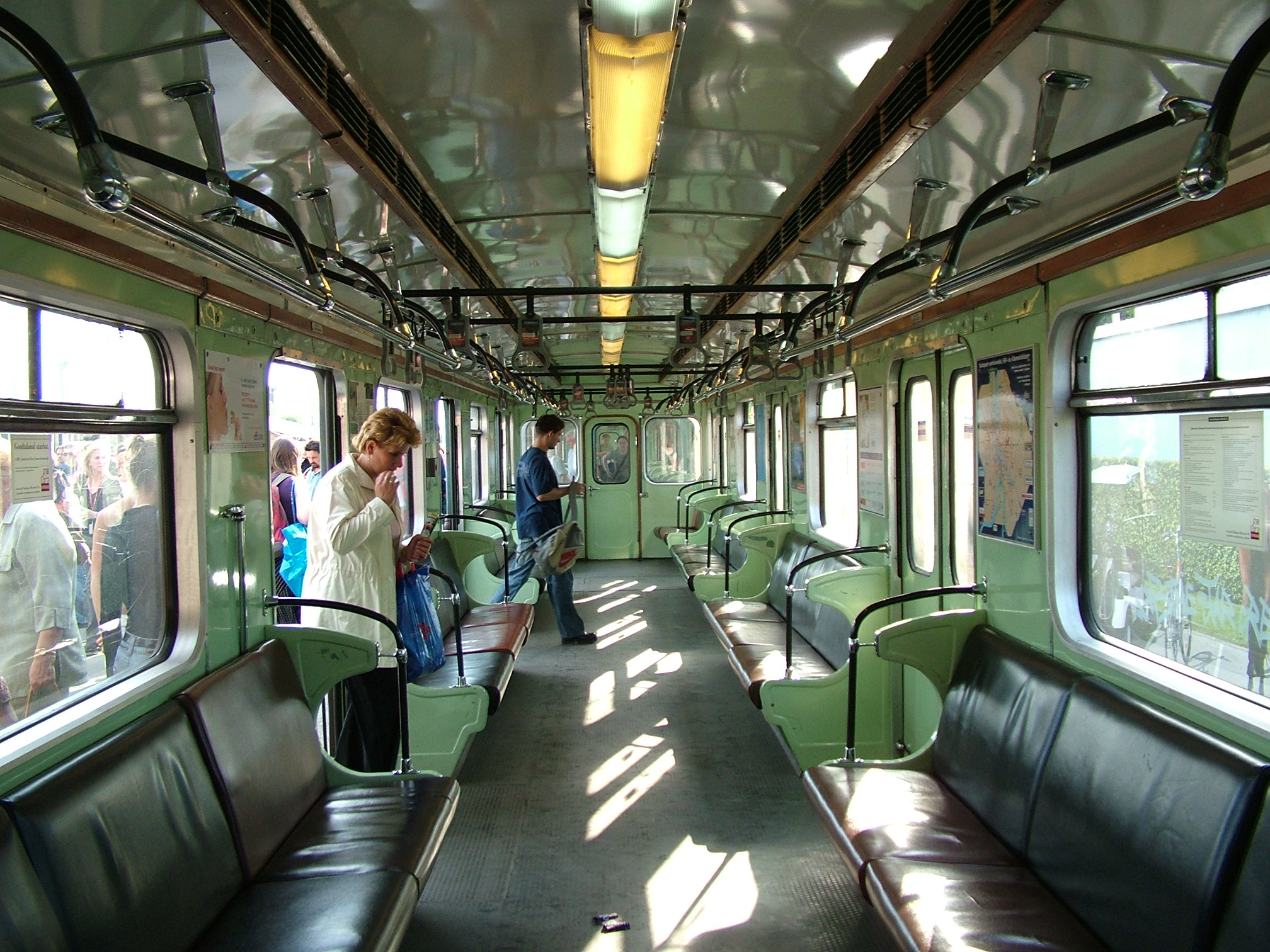 File:Evade el metro.jpg - Wikimedia Commons