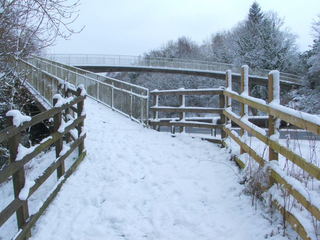 File:Footbridge over the A82 - geograph.org.uk - 1155179.jpg