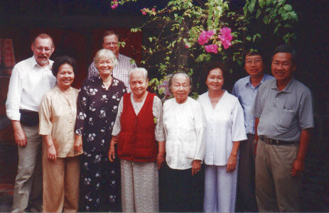 FotoFux (Langnase ganz links) mit Freunden in Vietnam