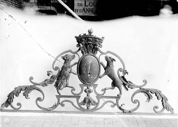 File:Hôtel de Ville - Grille - Deux aniamux tenant un écusson - Blois - Médiathèque de l'architecture et du patrimoine - APMH00012608.jpg