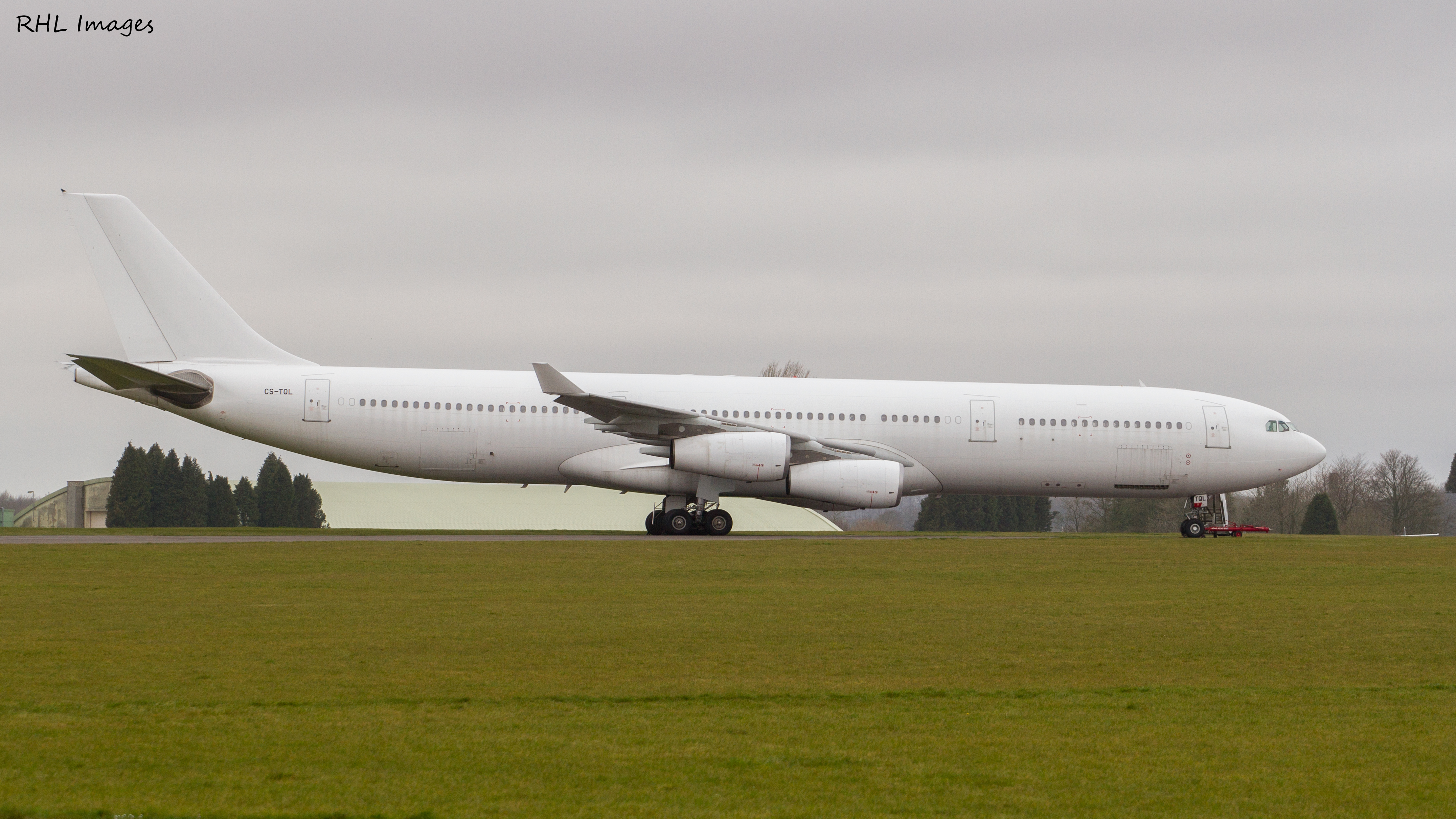 File:Hi-Fly Airbus A340 CS-TQL (8660485356).jpg