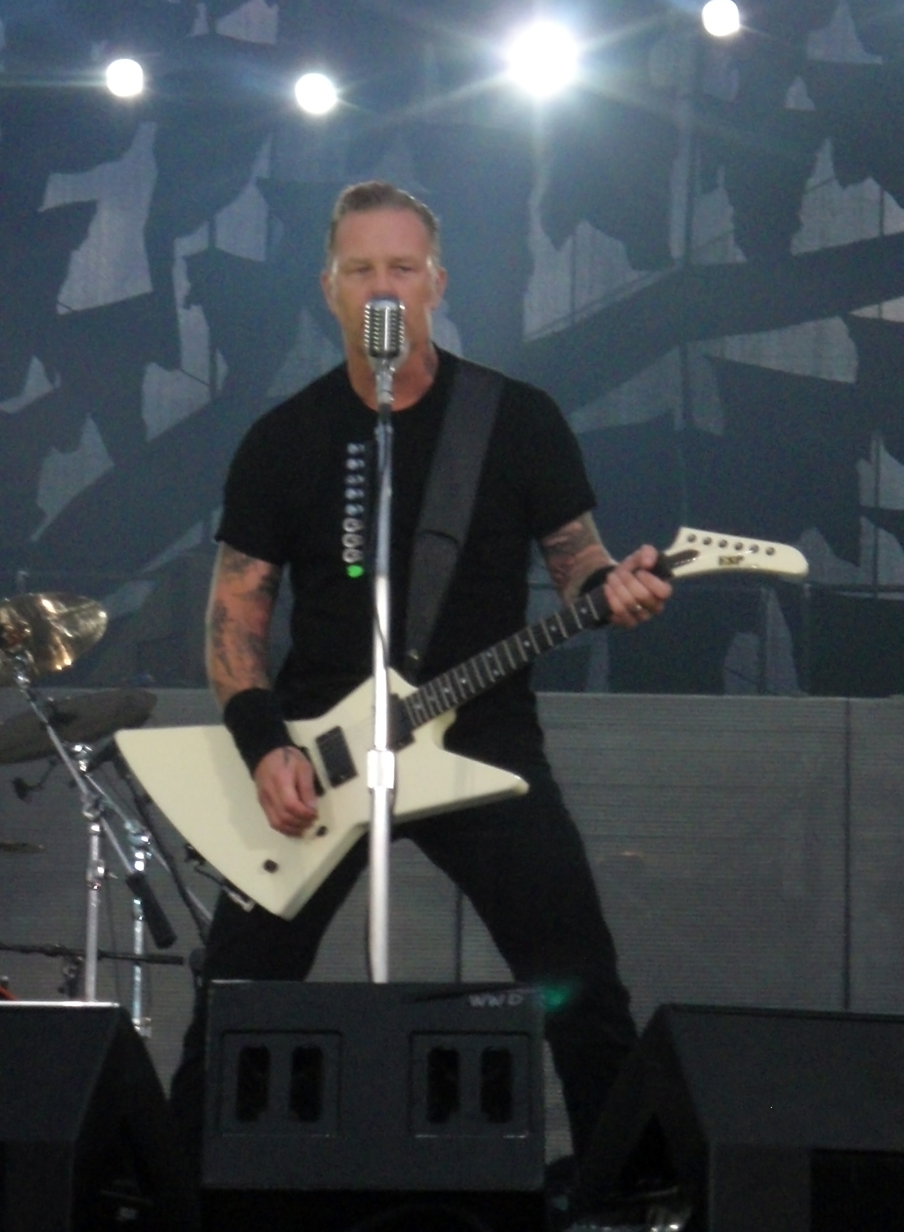 File:James Hetfield, Metallica @ Sonisphere.jpg - Wikimedia Commons