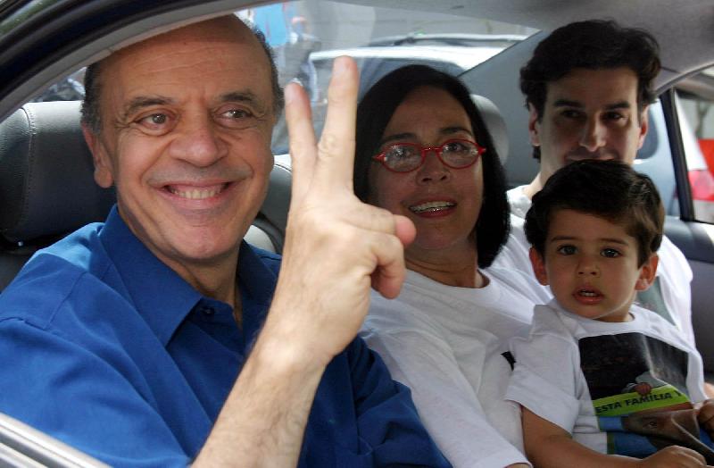 File:José Serra e sua família em 2004.jpg