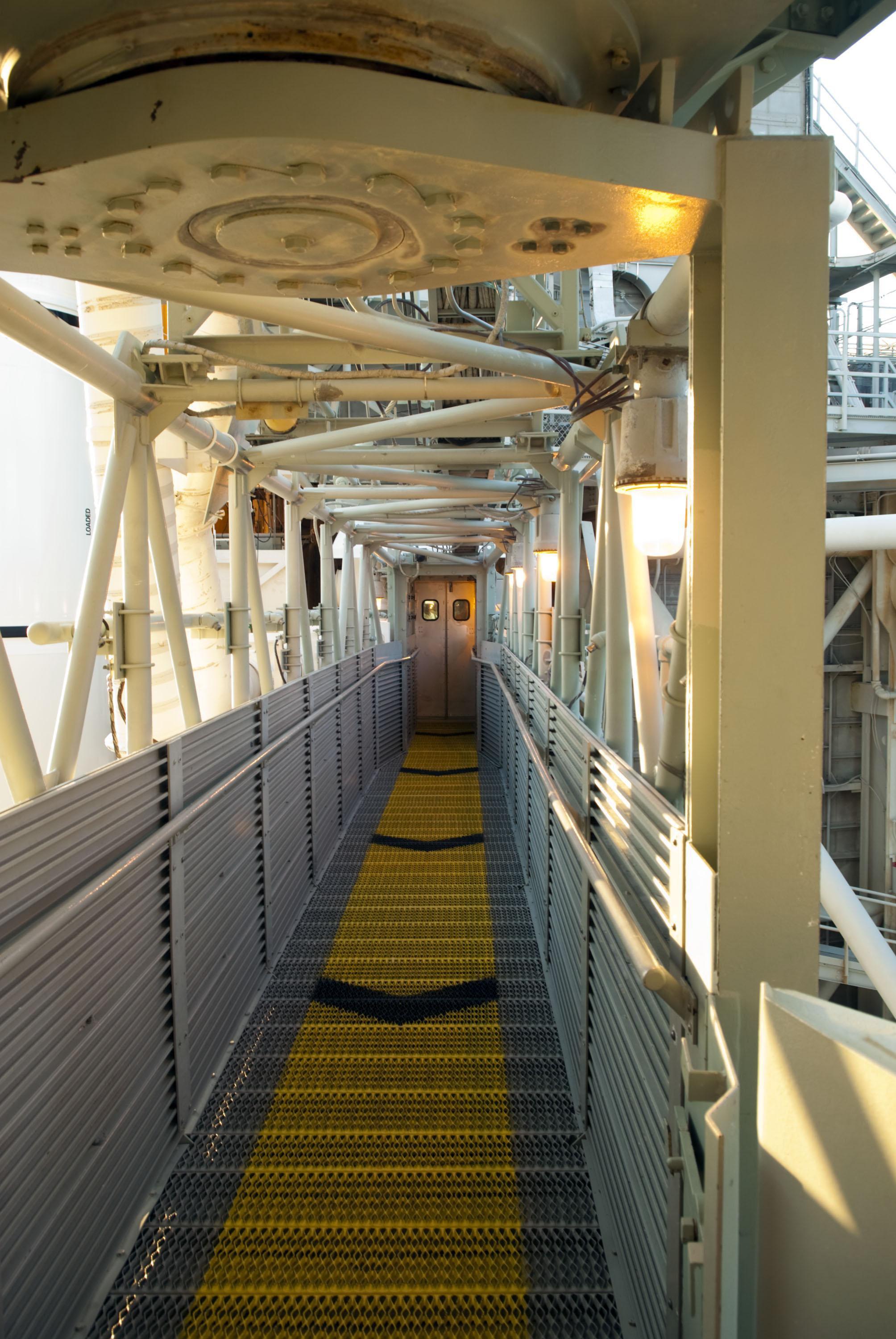 File:Launch Pad 39A KSC White Room Access Arm Walkway.jpg - Wikipedia