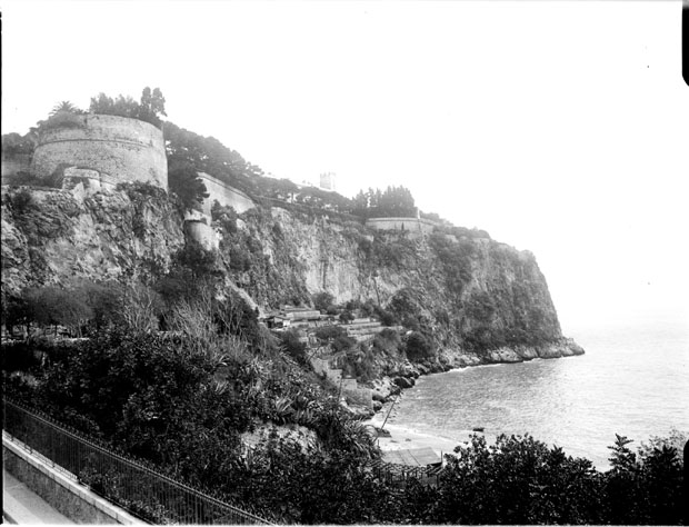 File:Le rocher de Monaco vu de la route de Nice, avril 1906 (5618228397).jpg