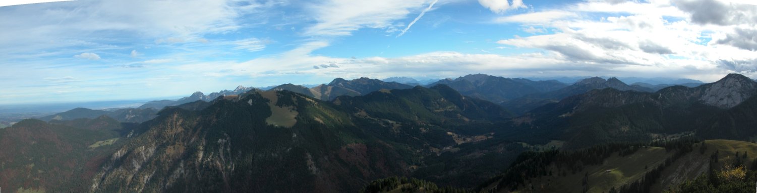 Mangfallgebirge – Blick vom Wallberg in Richtung Ost-Nordost bis Südost: Chiemsee (links im Hintergrund), Tal der Weißen Valepp (mittig), Schinder (rechts)