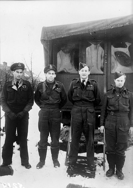 File:PG Jameson and NZ squadron leaders.jpg