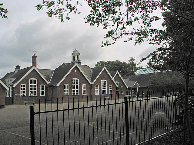 File:Ringwood Junior School - geograph.org.uk - 175997.jpg