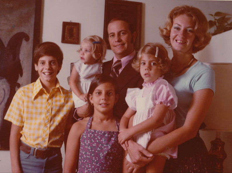 File:Salvador y familia Salvador Llort.jpg