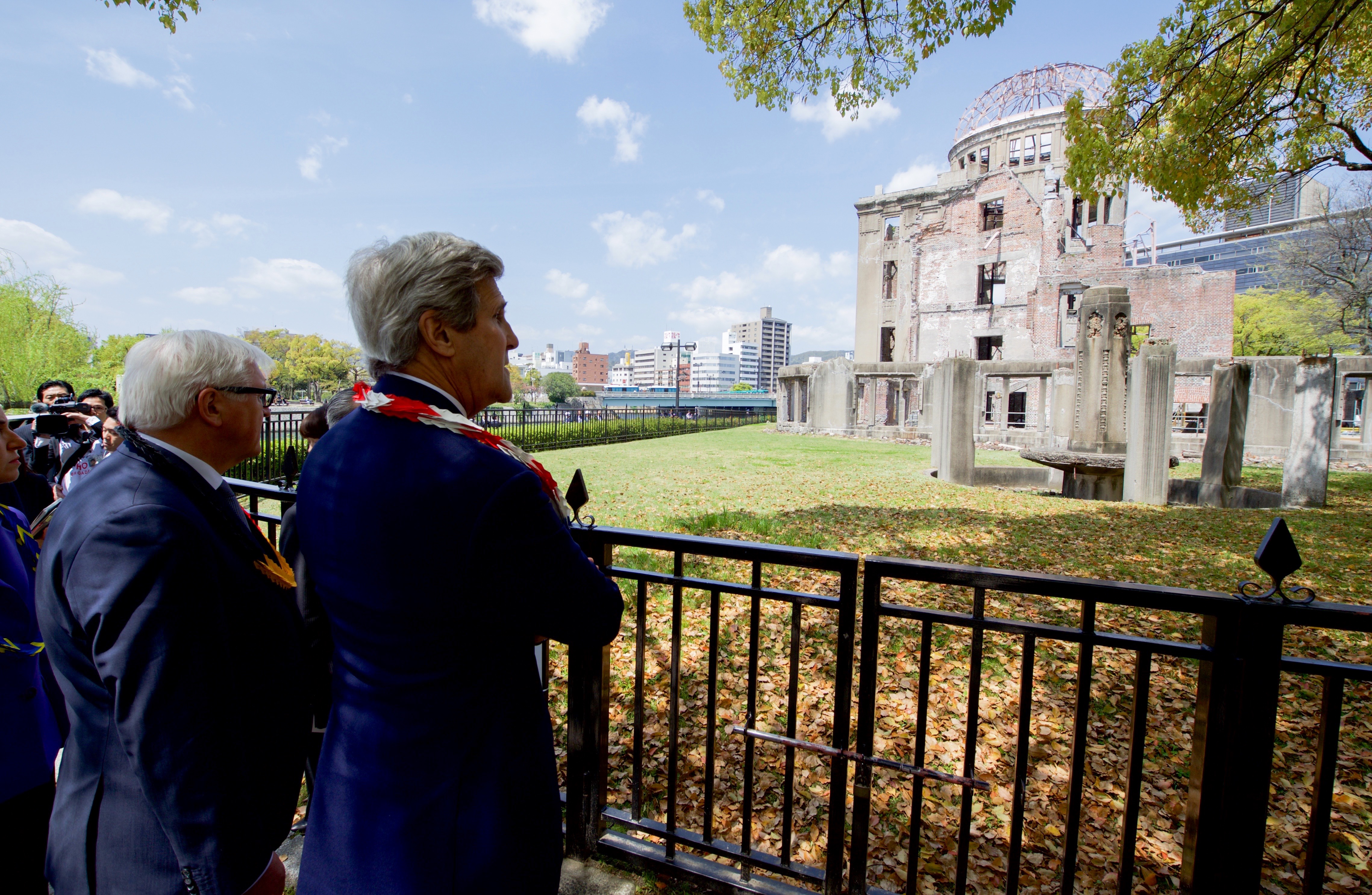 File Secretary Kerry And German Foreign Minister Steinmeier Look At The Hiroshima Peace Memorial Jpg Wikimedia Commons