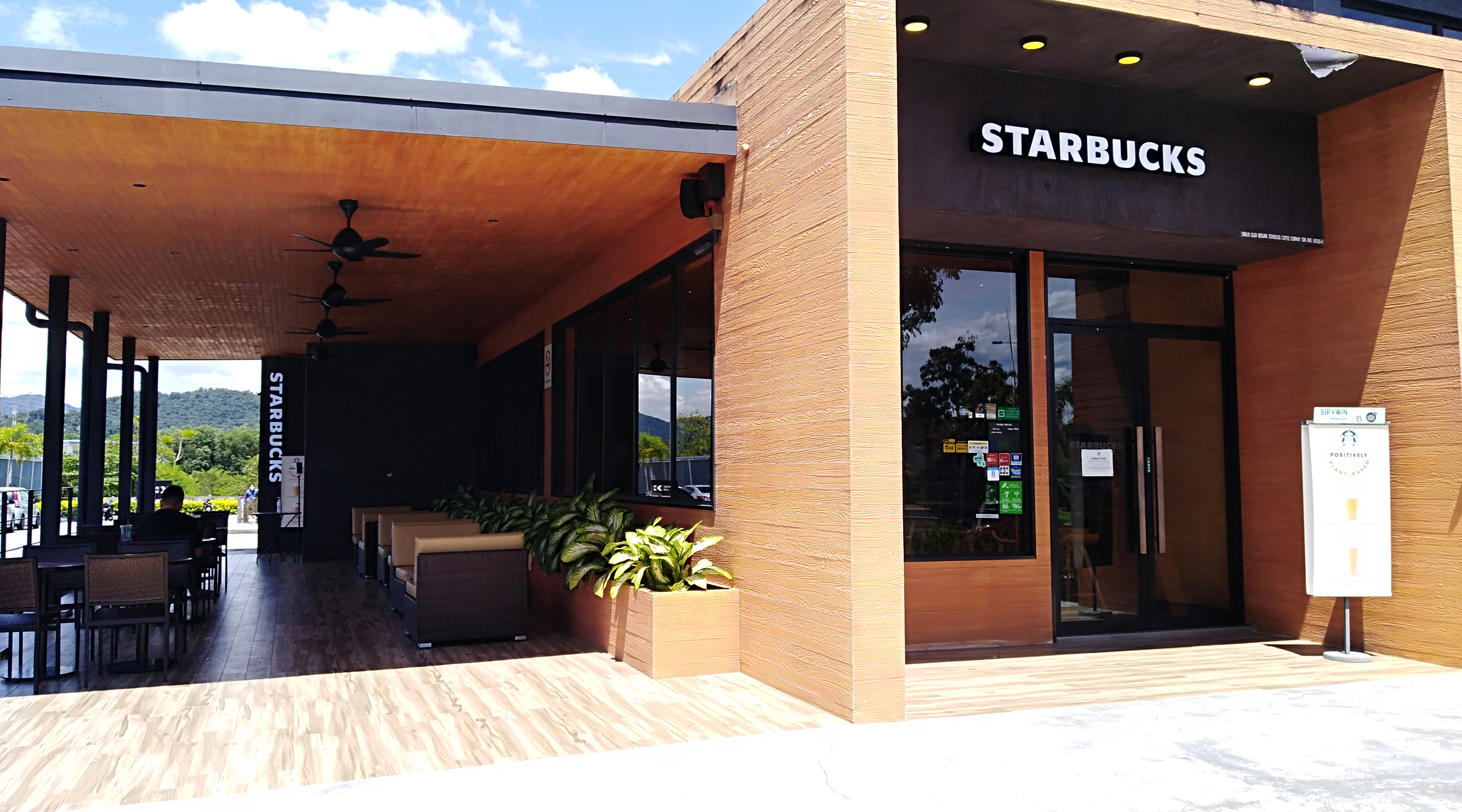 https://upload.wikimedia.org/wikipedia/commons/b/b1/Seremban_2_Starbucks_1.jpg