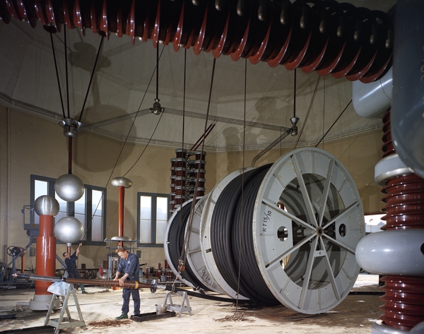 File:Test of cables on cable drum in the high-voltage laboratory that  STK.jpg - Wikimedia Commons