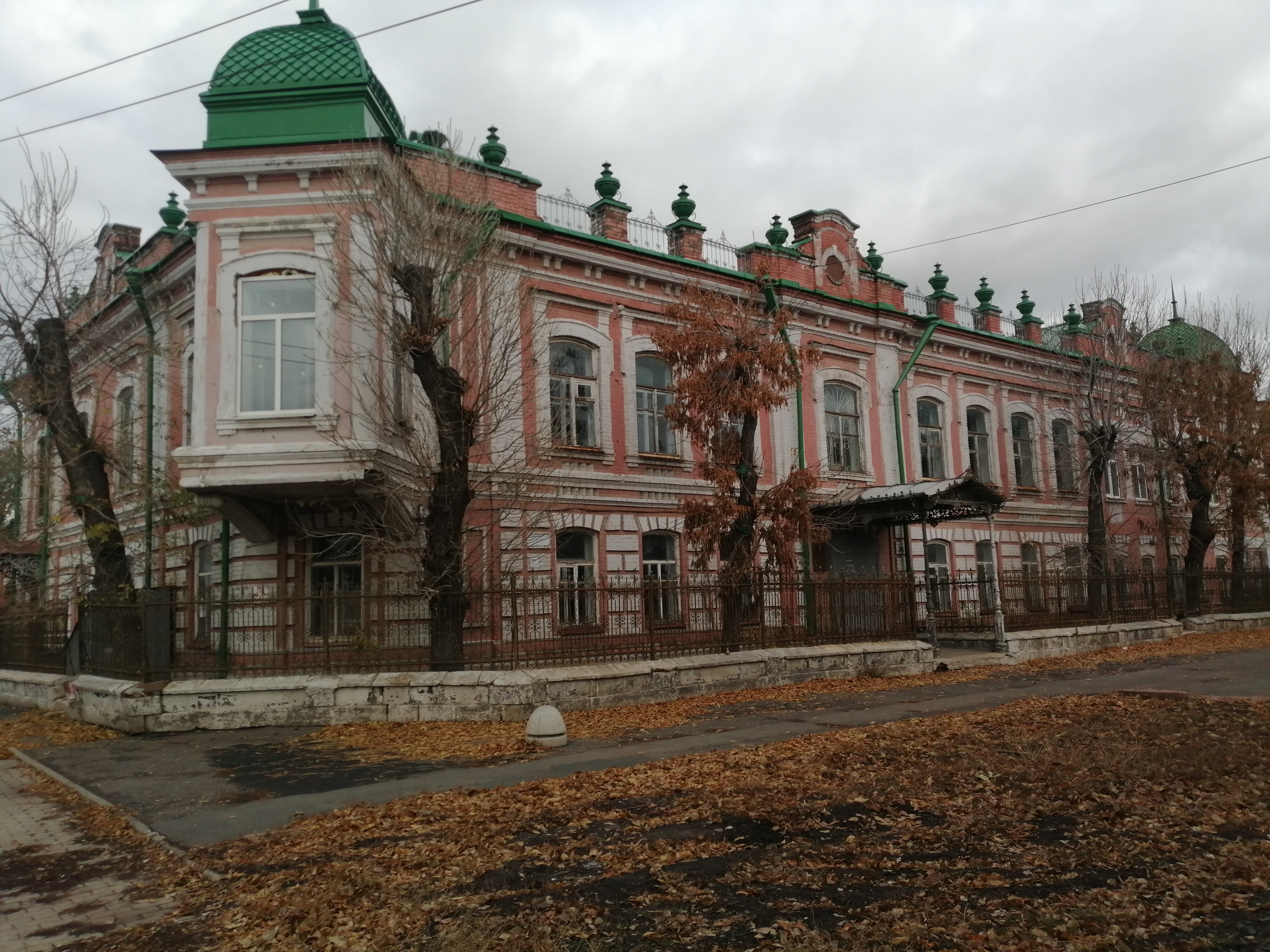 Сайт хусаиновой история. Парковый проспект 24 Оренбург. Дом купца Хусаинова в Оренбурге. Усадьба братьев Хусаиновых Оренбург. Парковый проспект Оренбург.