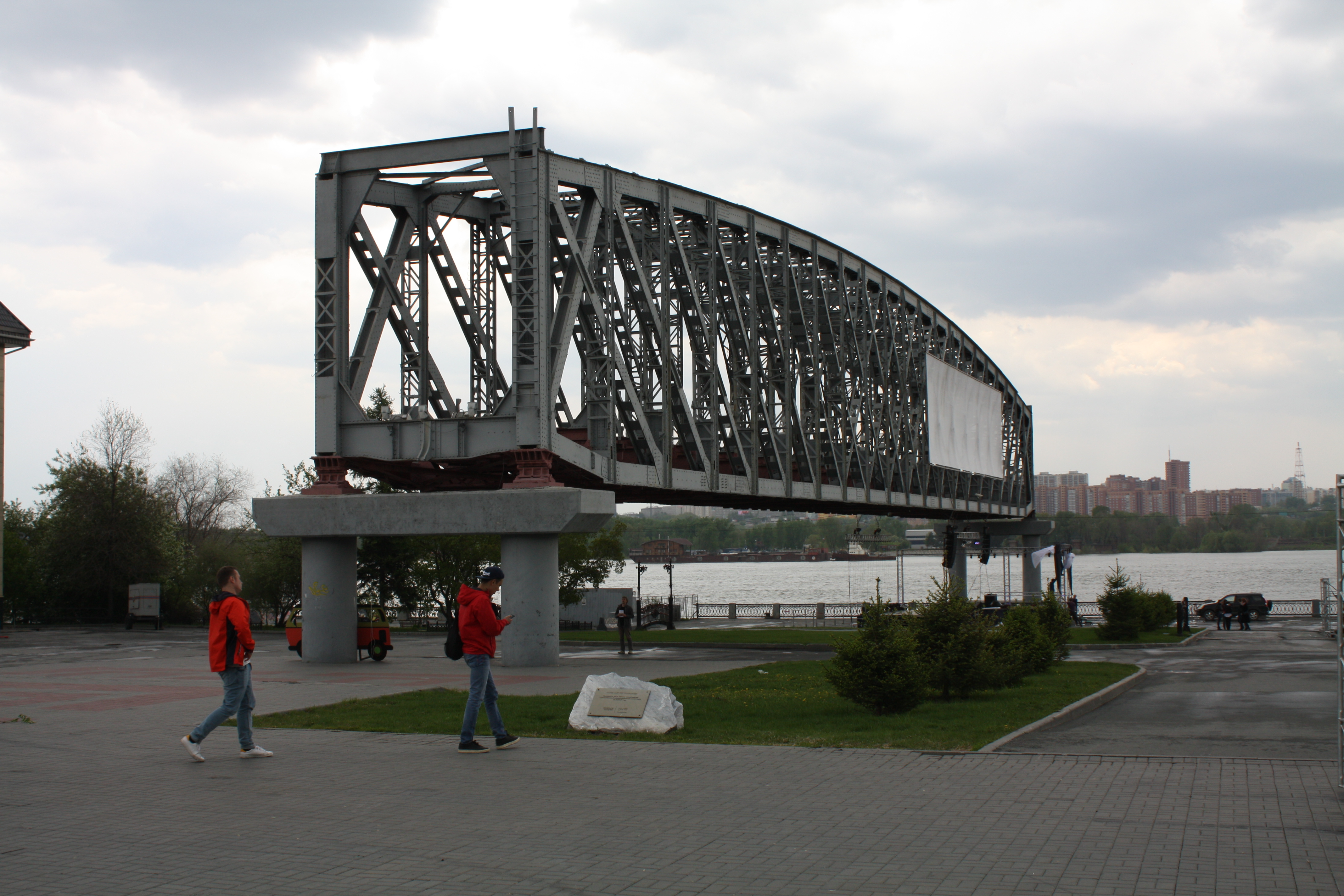 Памятник мосту в Новосибирске