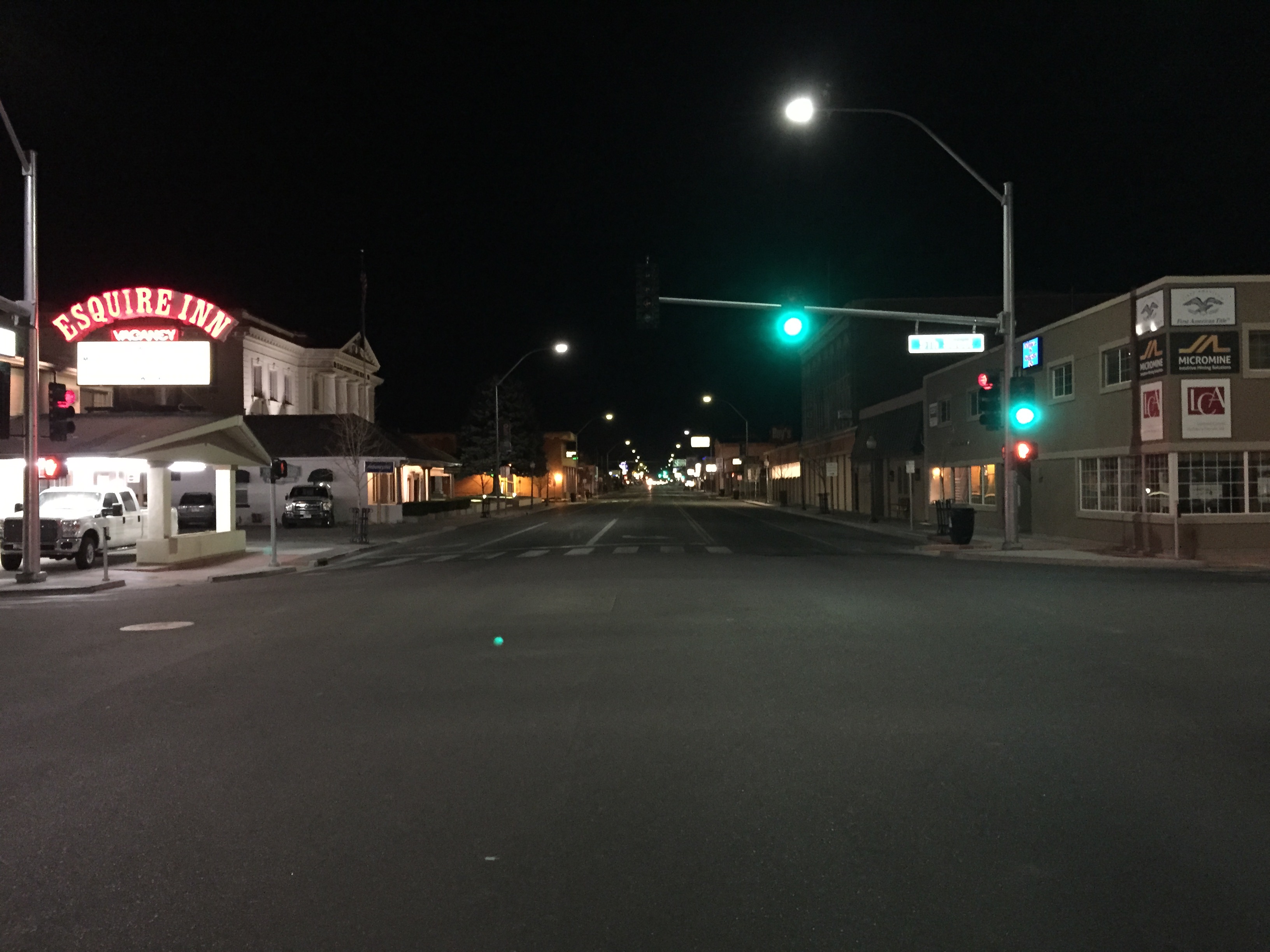 Улица в Айдахо с красными зданиями. Случай в Айдахо.