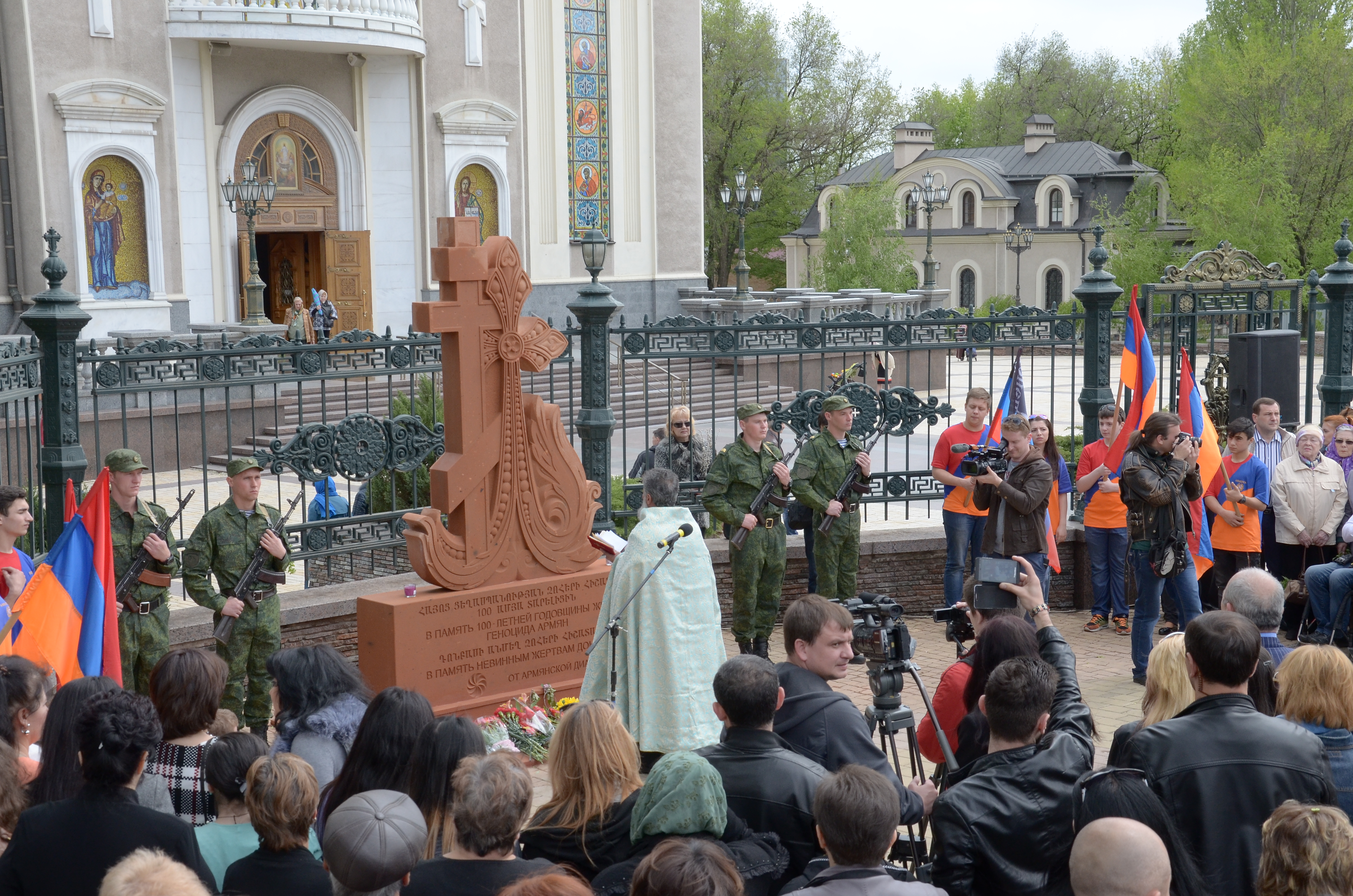 Крест хачкар в первомайском сквере. Александр Курбаков Малоярославец. День Победы Кишинев 2019. 9 Мая в Молдове. Памятник Александру Градскому.