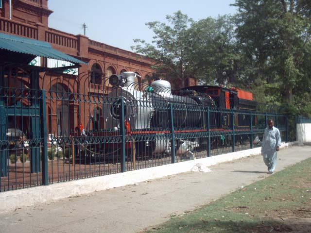 File:A retired steam engine in Lahore.jpg