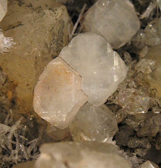 File:Apophyllite-Calcite-Natrolite-119770.jpg