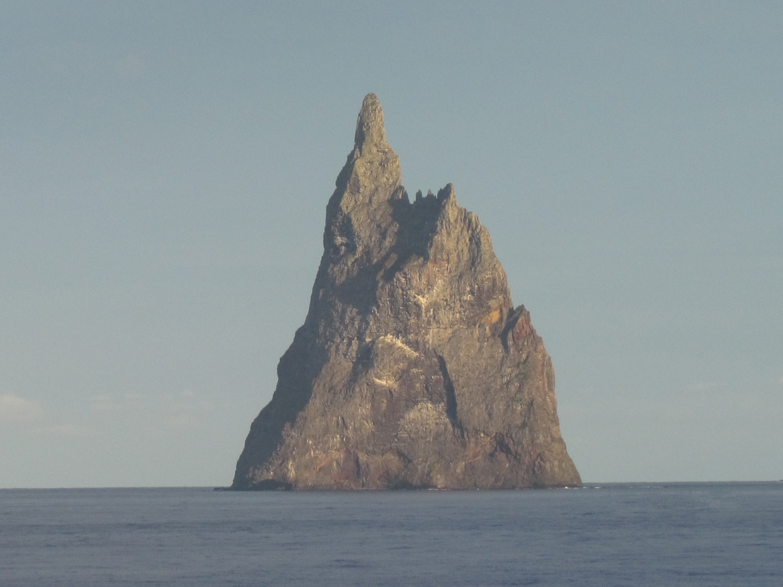 File:Balls Pyramid near Lord Howe Island.jpg - Wikimedia Commons