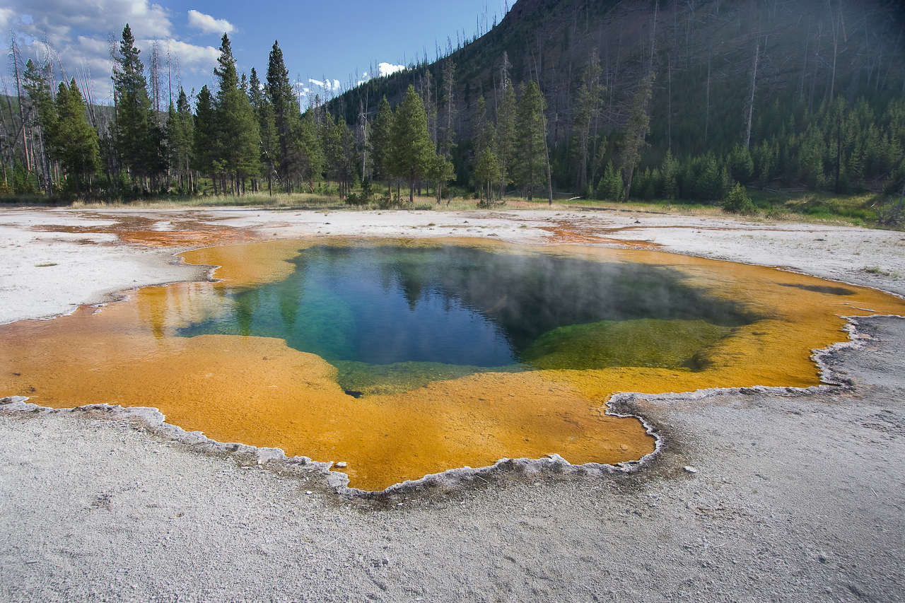 https://upload.wikimedia.org/wikipedia/commons/b/b2/Black_Sand_Basin_%282817356204%29.jpg