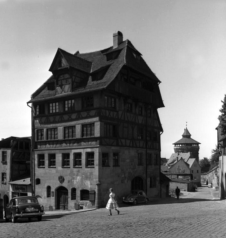 Bundesarchiv_B_145_Bild-F006558-0007%2C_N%C3%BCrnberg%2C_Altstadt%2C_Albrecht_D%C3%BCrer_Haus.jpg