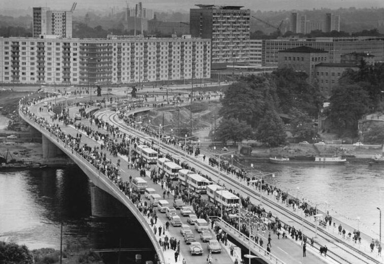 File:Bundesarchiv Bild 183-K0704-0001-013, Dresden, Rudolf-Friedrichs-Brücke.jpg