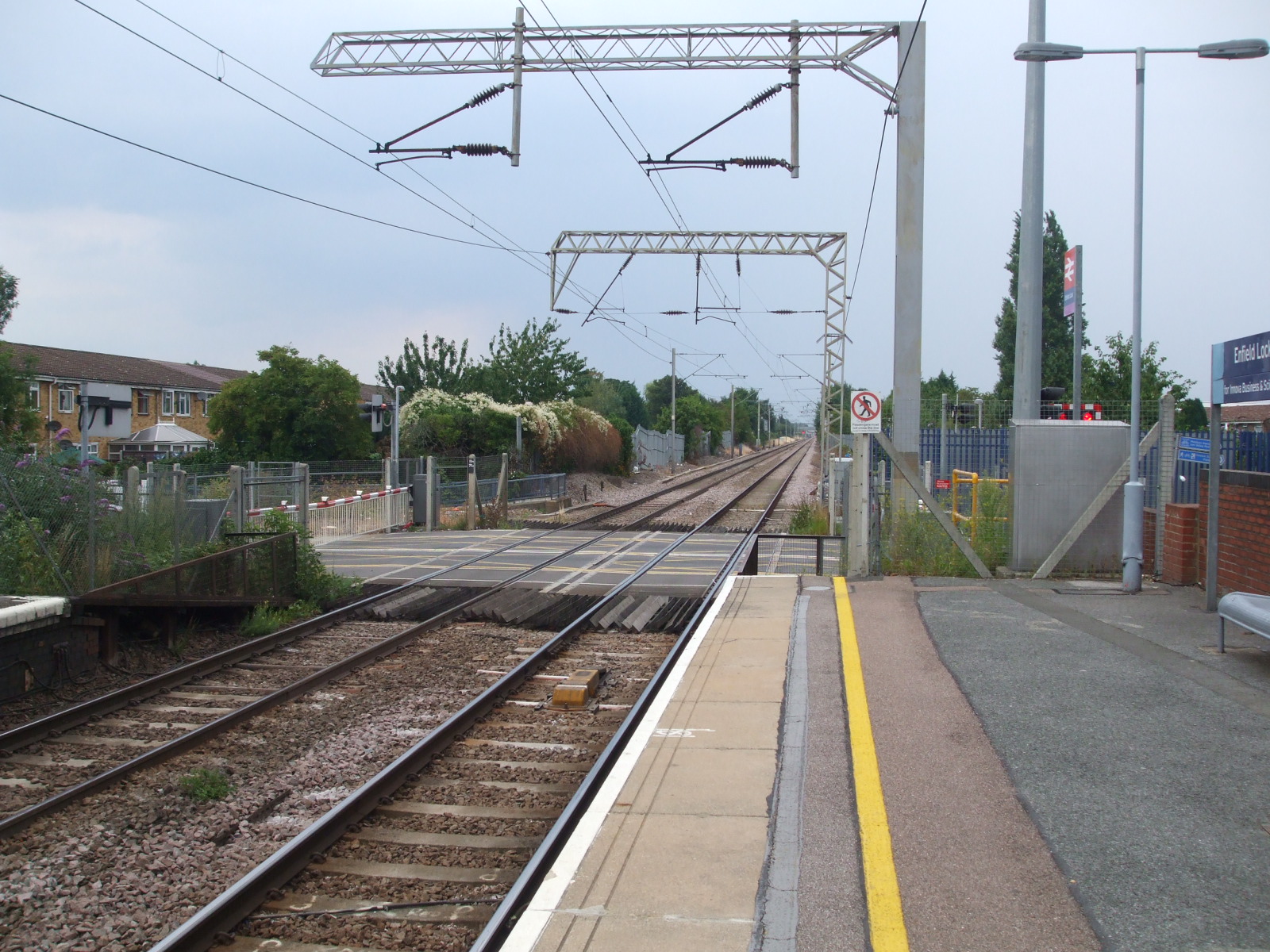 File:Enfield Lock stn level crossing closed.JPG - Simple English Wikipedia,  the free encyclopedia