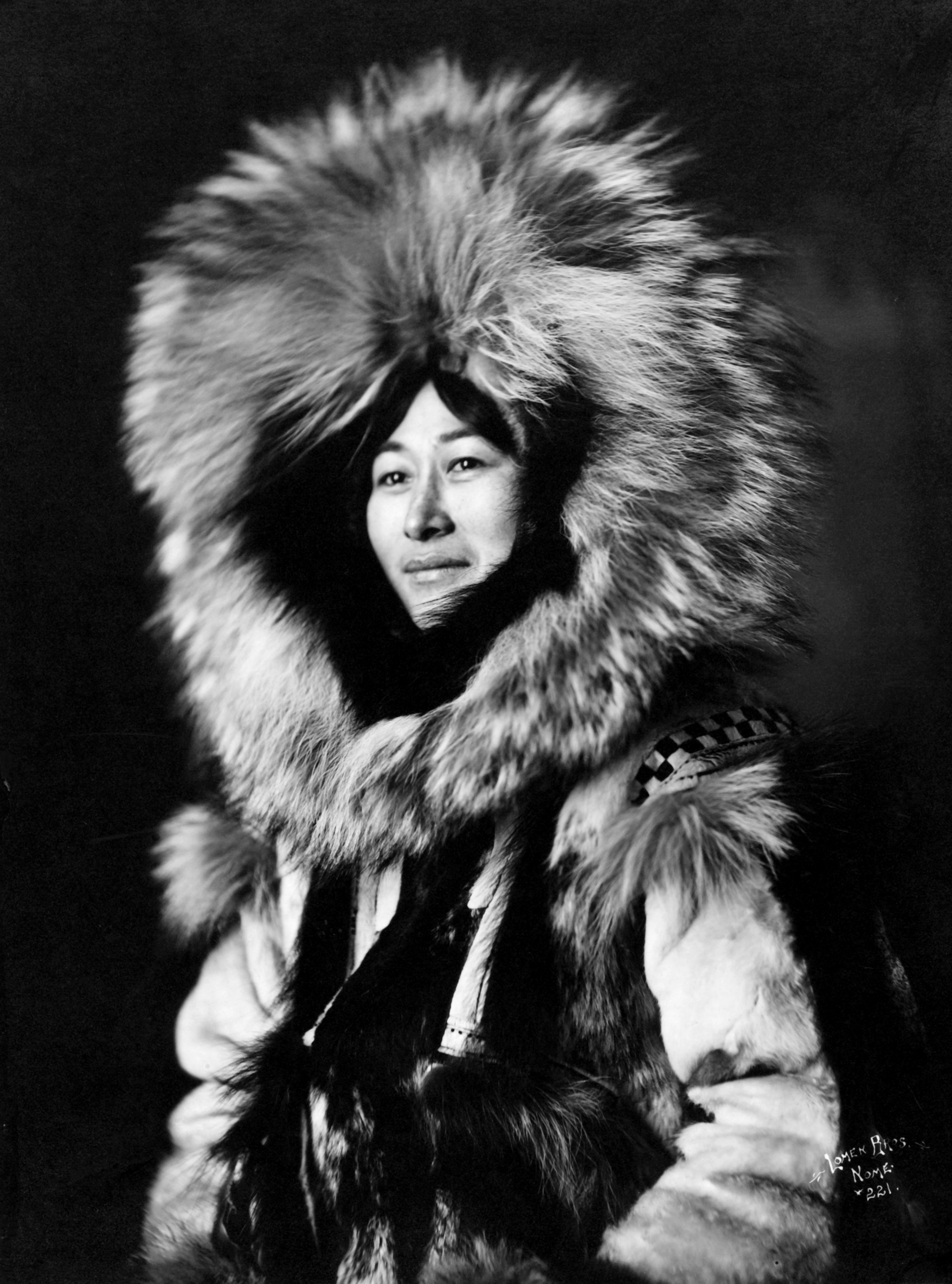 File Eskimo Woman By Lomen Brothers Ca 1915 Wikimedia Commons