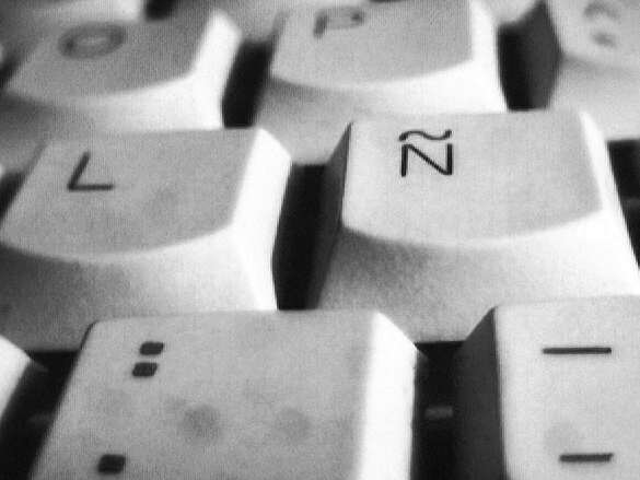 صورة:Eñe on keyboard - grey.jpg