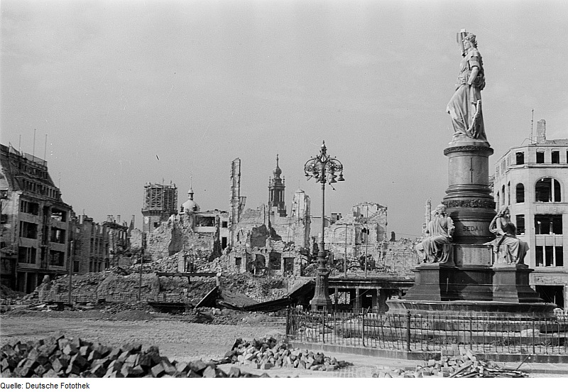 Ansicht mit beschädigtem Siegesdenkmal (nach dem 17. September 1945)