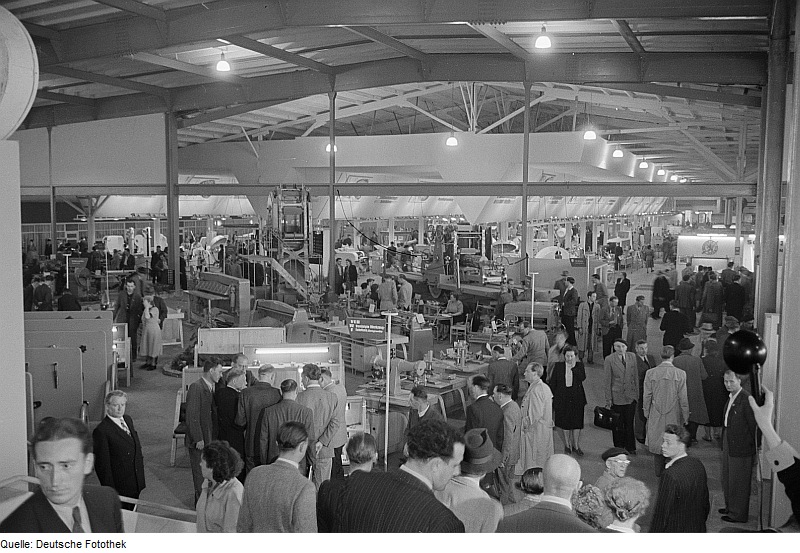 File:Fotothek df roe-neg 0006729 023 Exponate der Leipziger Herbstmesse 1954, darunte.jpg