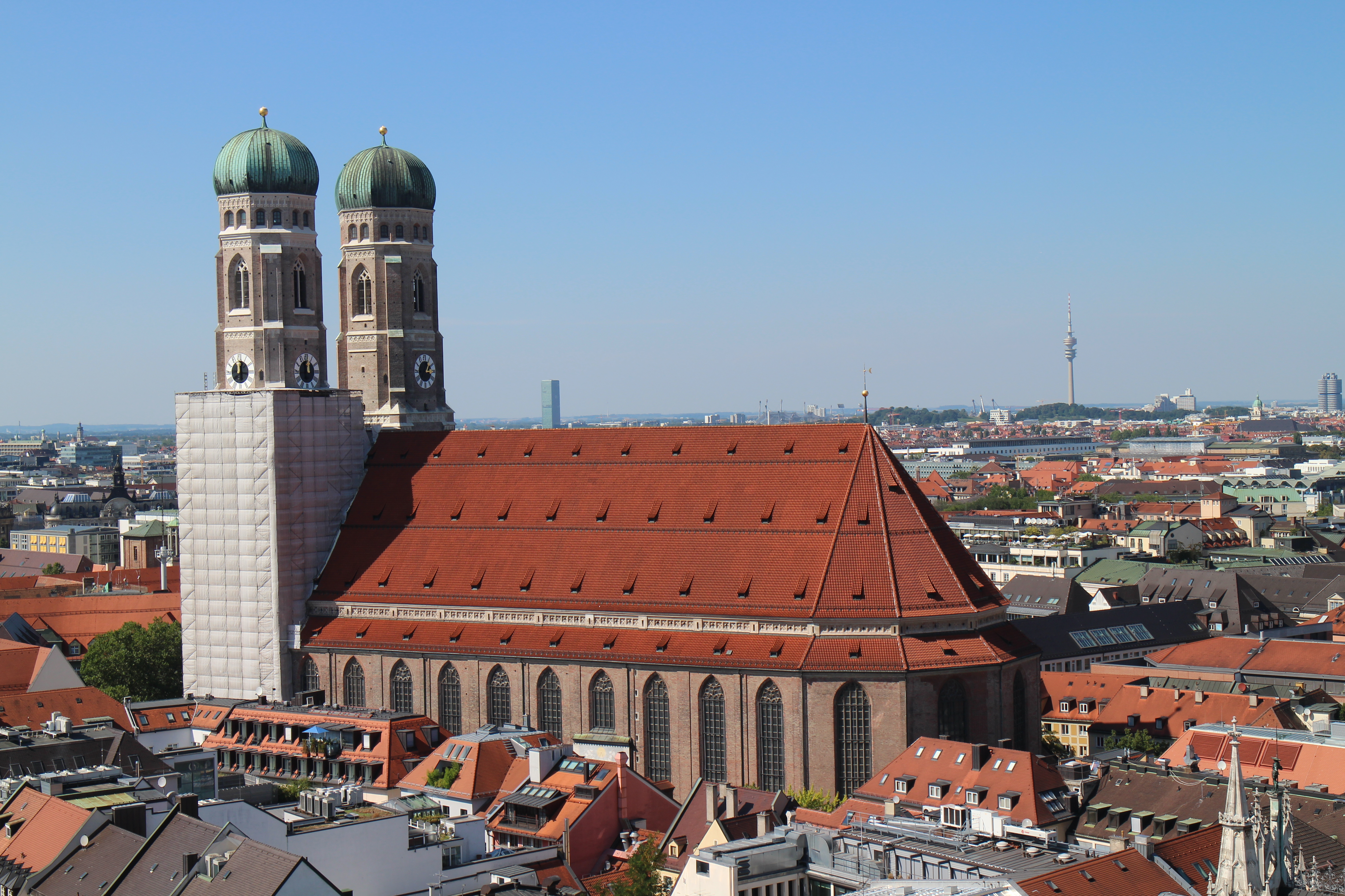 Фрауэнкирхе в мюнхене. Frauenkirche Мюнхене строительство. Основные достопримечательности Мюнхена Фрауэнкирхе.. Смотреть видео город богачей на юге Германии.