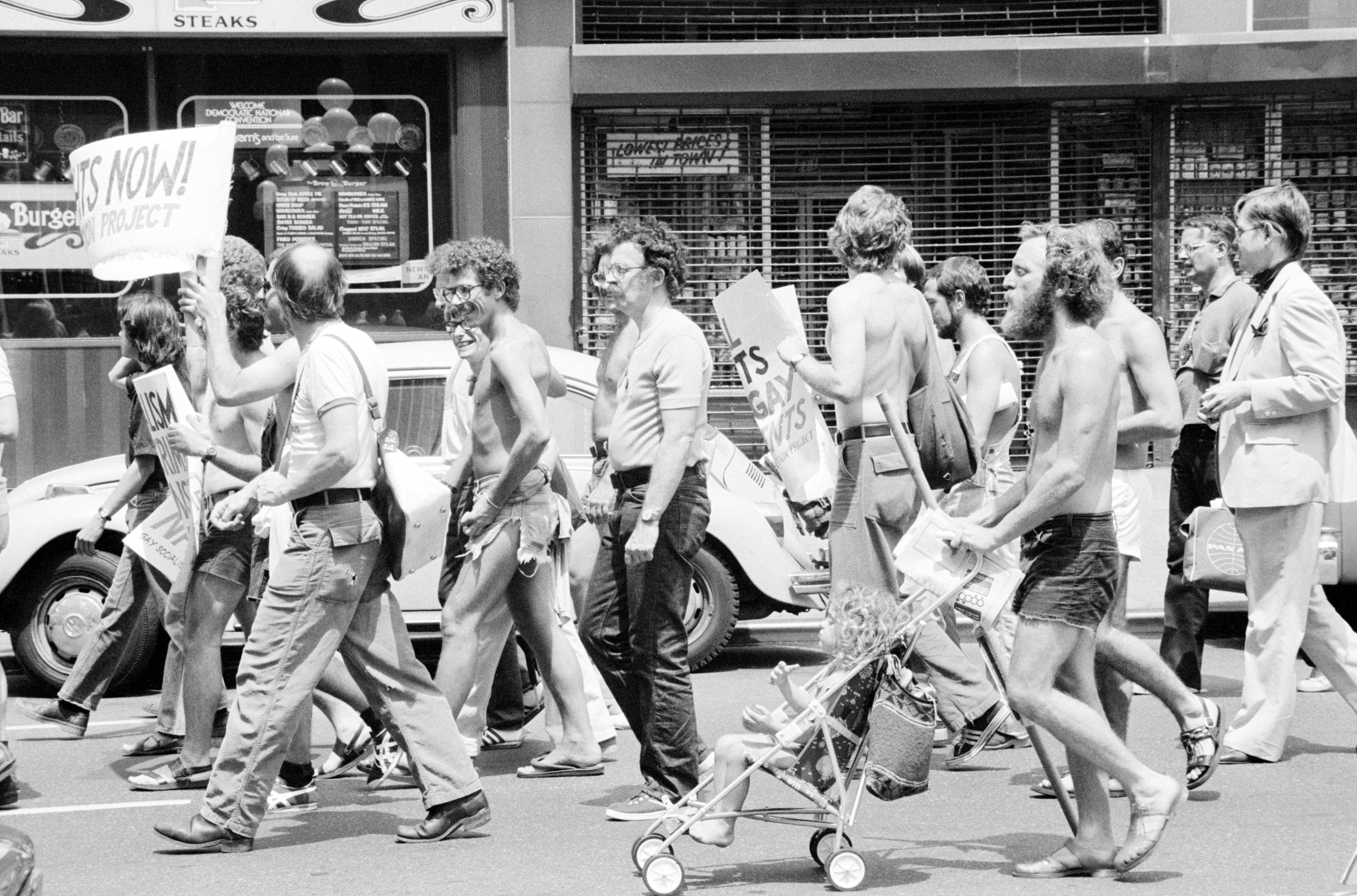 Файл:Gay Rights demonstration, NYC 1976.jpg — Википедия