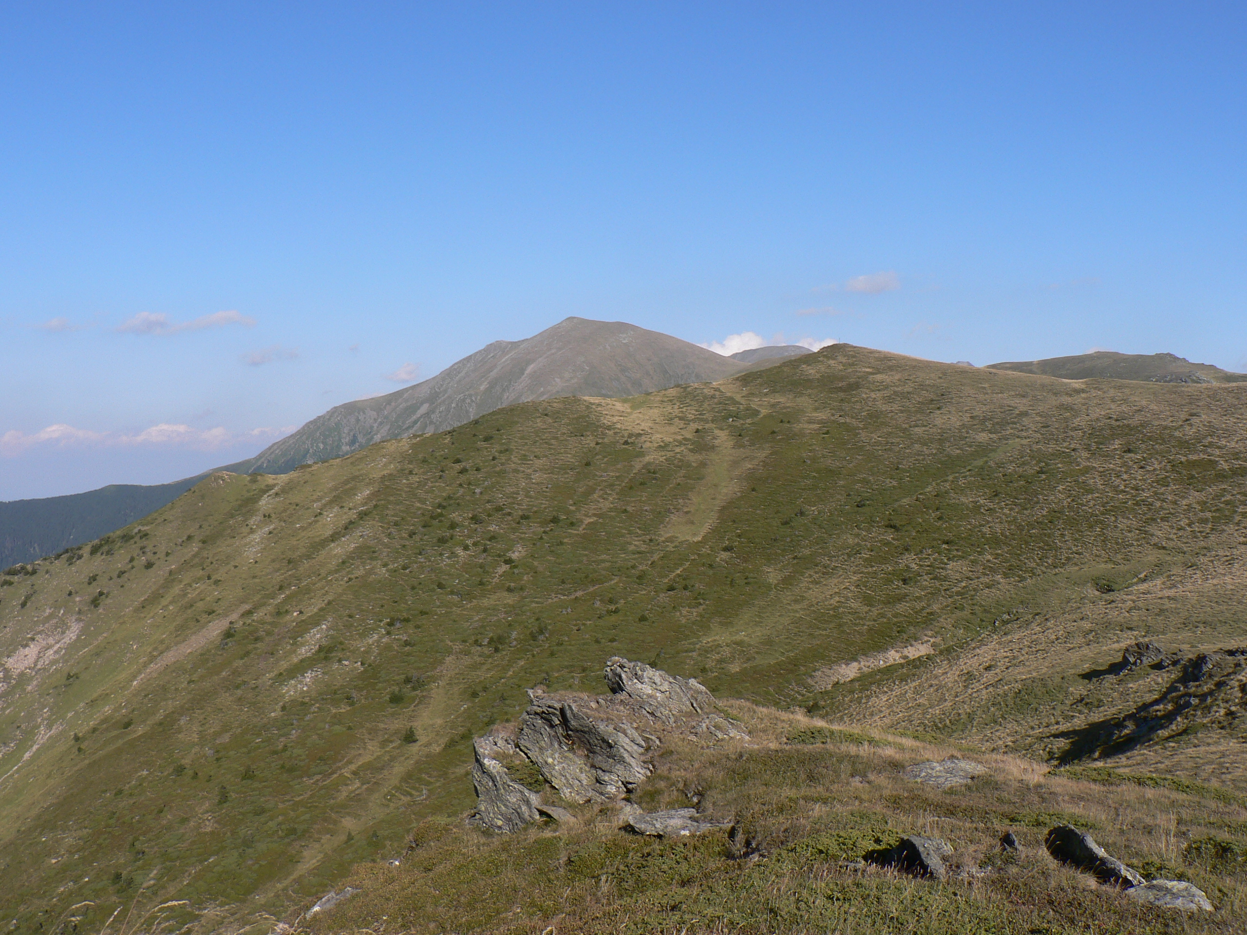 Долина в горах 5 букв. Горы кубатлу. Горы Дагестана фото.