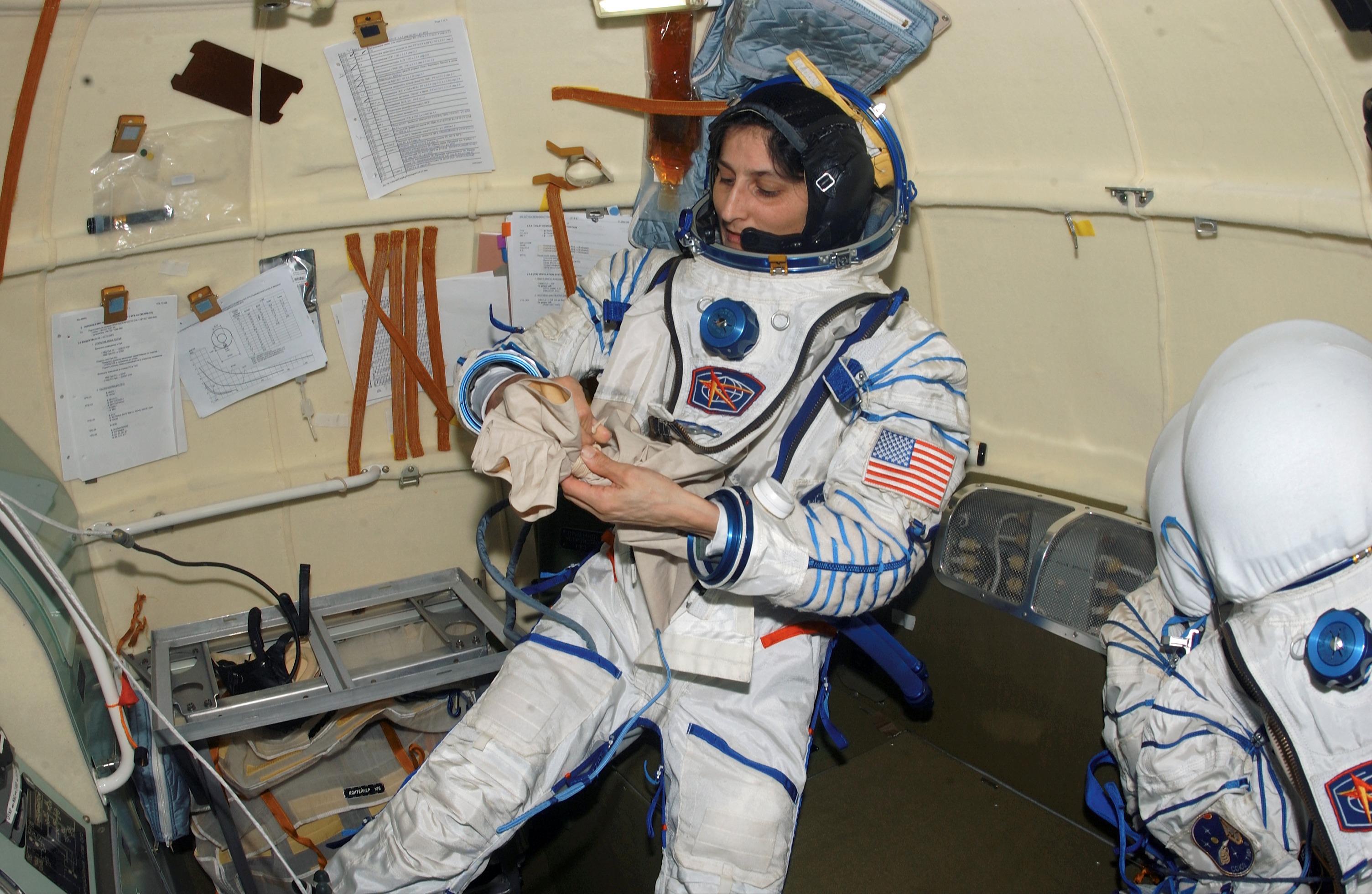 Самый молодой астронавт. Астронавт НАСА Сунита Уильямс. Ануше Ансари. Костюм NASA женский астронавта. Костюм Сокол Космонавтов.