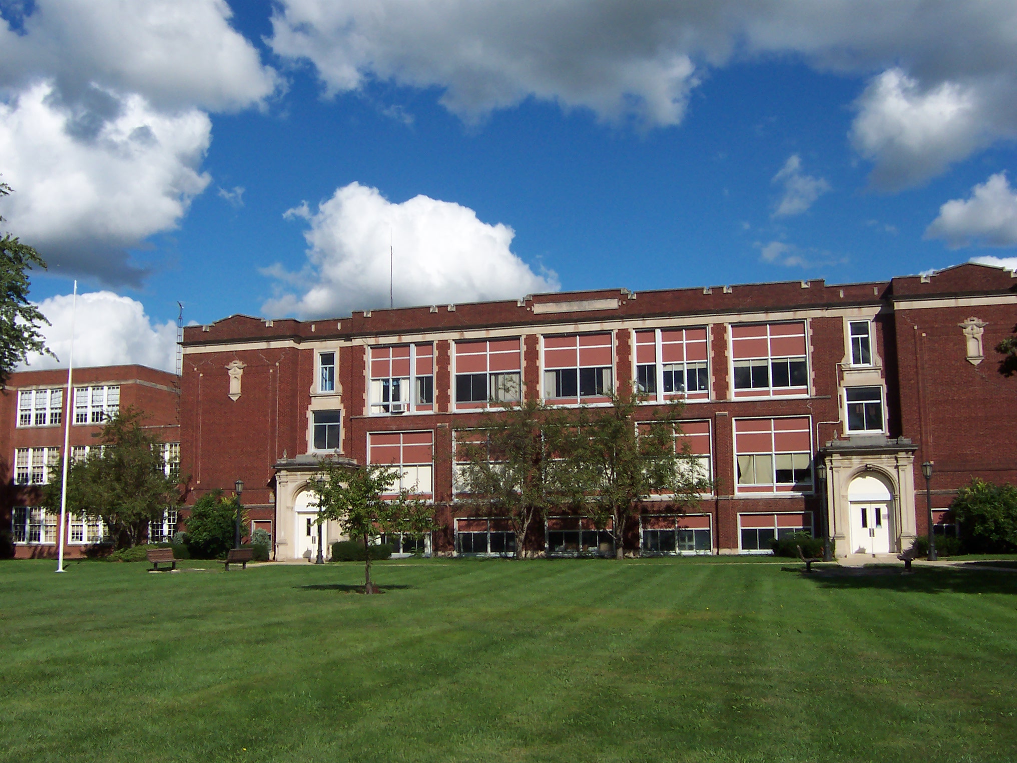 Some schools. Школа Огайо. Средняя школа Middle School. Миддл школа США. Веллингтон, штат Огайо.