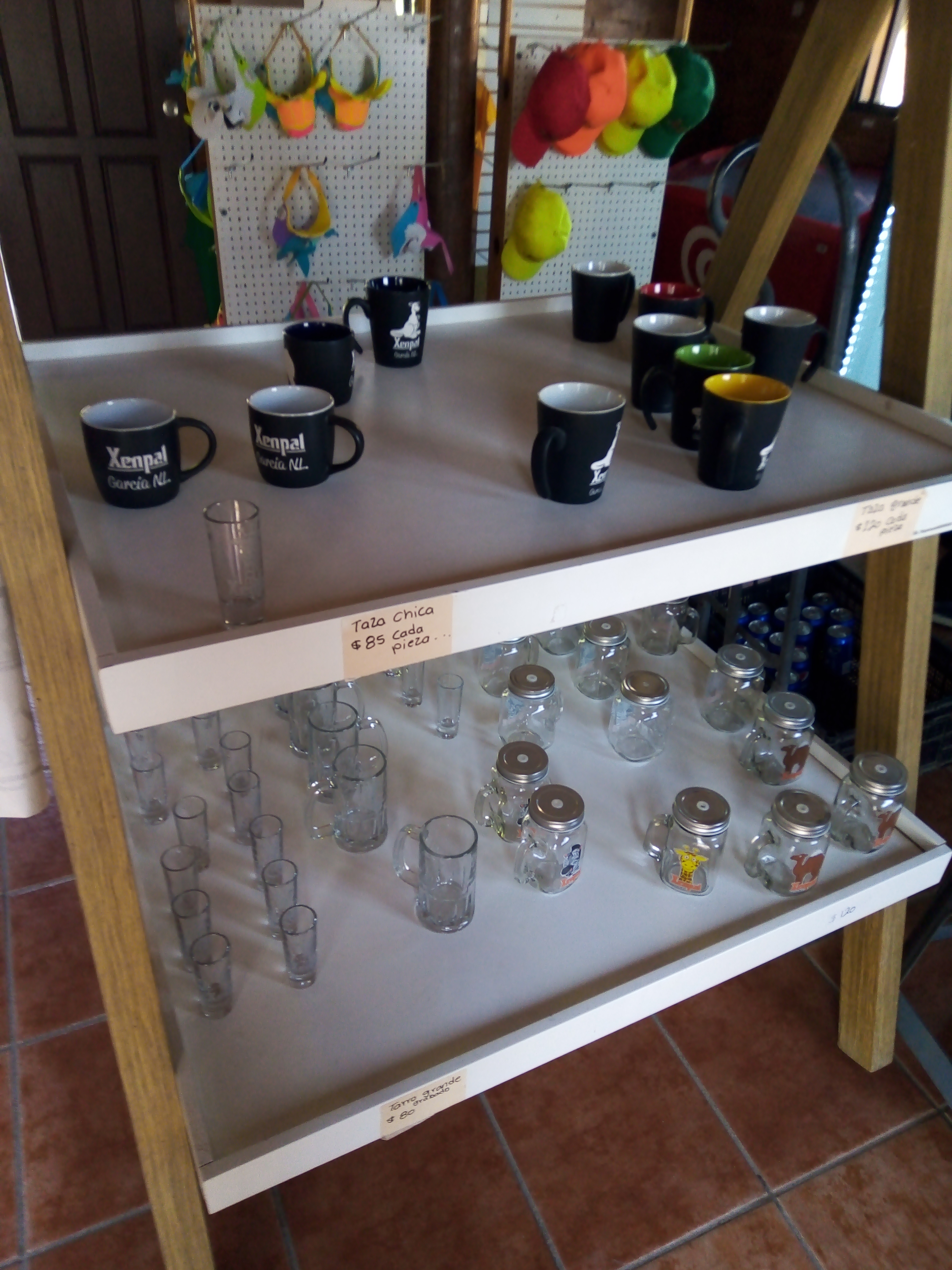 https://upload.wikimedia.org/wikipedia/commons/b/b2/Mugs_and_glass_cups_in_a_zoos_souvenir_store.jpg