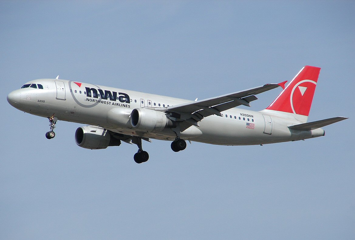 N355NW Airbus A320 Northwest Airlines @ KMSP, june 2007 (552406861).jpg