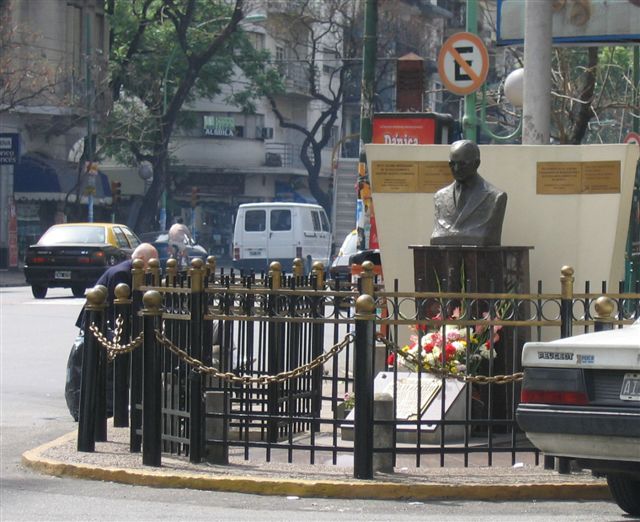 File:Osvaldo Pugliese Denkmal.jpg