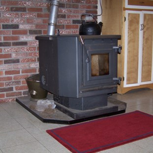 File:Pellet stove with kettle.jpg