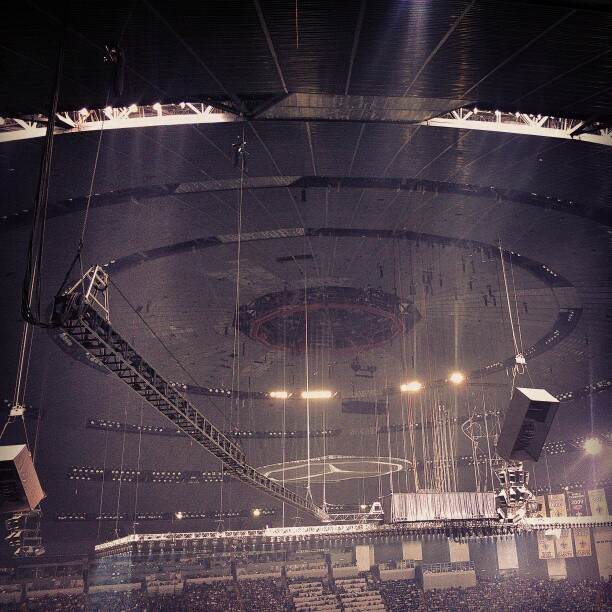 https://upload.wikimedia.org/wikipedia/commons/b/b2/Power_Failure_in_the_Superdome_during_Super_Bowl_2013.jpg