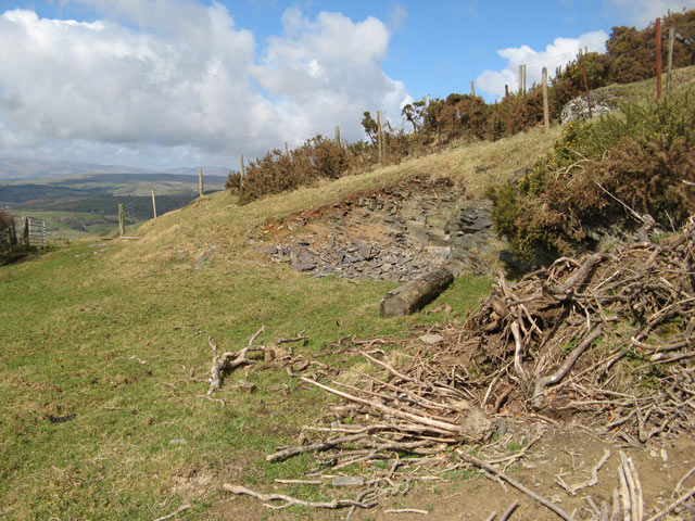 File:Quarried outcrop - geograph.org.uk - 3418312.jpg