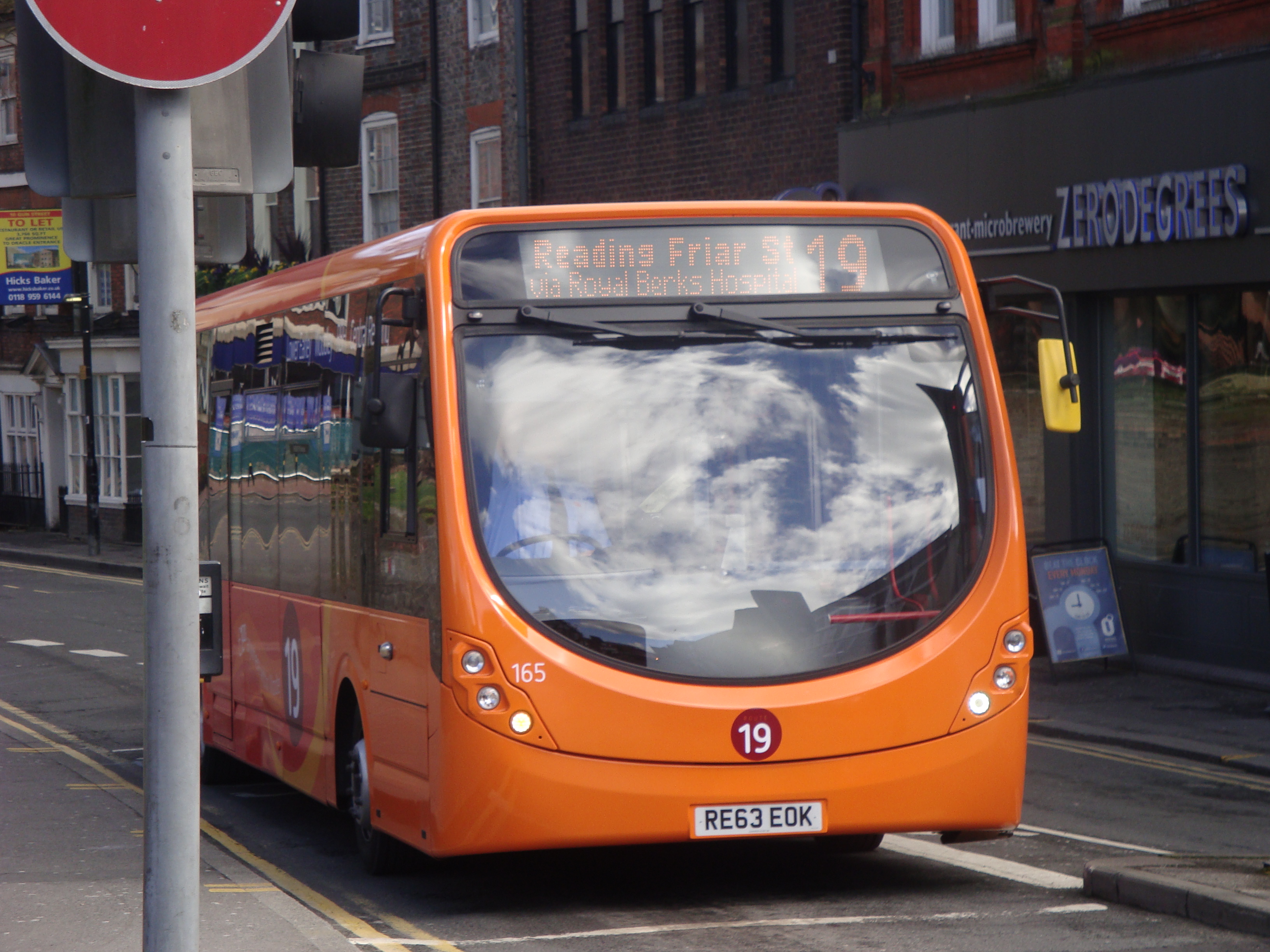 Госпиталь автобусы. Оранжевый автобус. Оранжевый автобус 2 двери. Автобус оранжевый 2021 Iveco. Yutong автобус оранжевый.